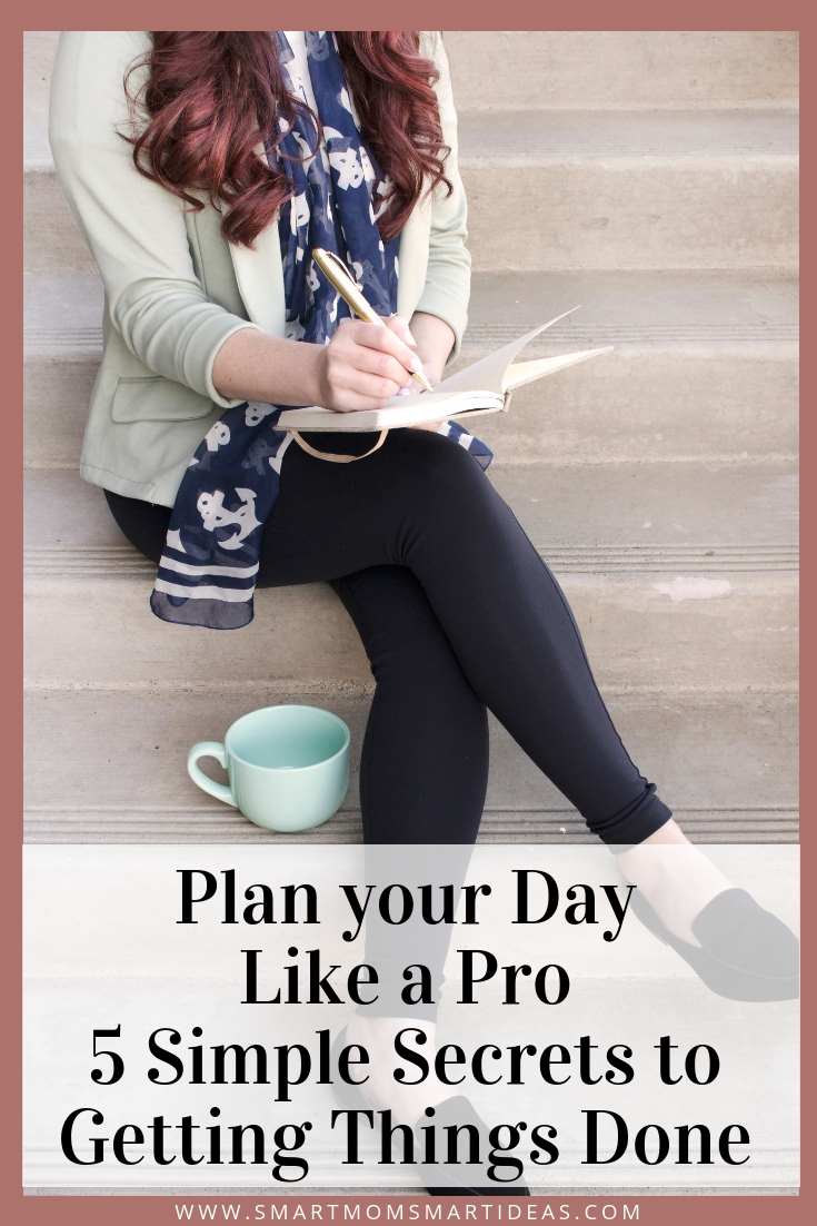 Plan your day like a pro with these 5 simple time management secrets. Learn to stay focused and get more done every day. #smartmomsmartideas, #dayplanning, #timemanagement, #freeprintable