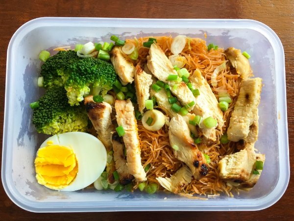 Fried noodle with chicken, broccoli, and boiled egg | easy lunch box meals | lunchbox recipes