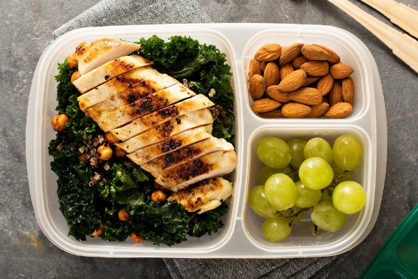 Grilled chicken, kale and quinoa | lunchbox recipes | lunch box ideas
